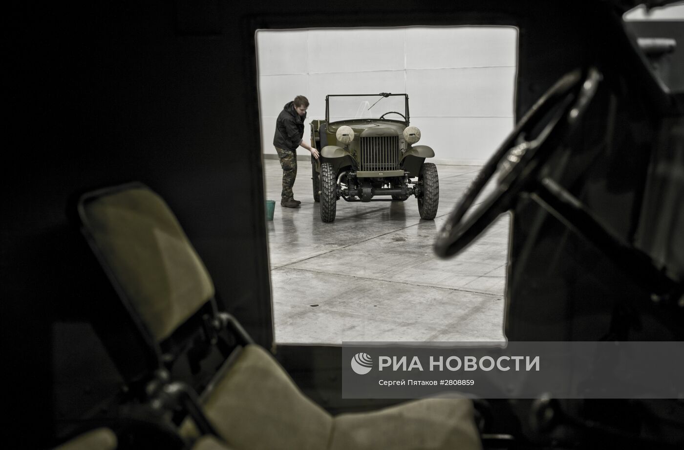 Подготовка к открытию выставки исторической военной техники "Моторы Войны"