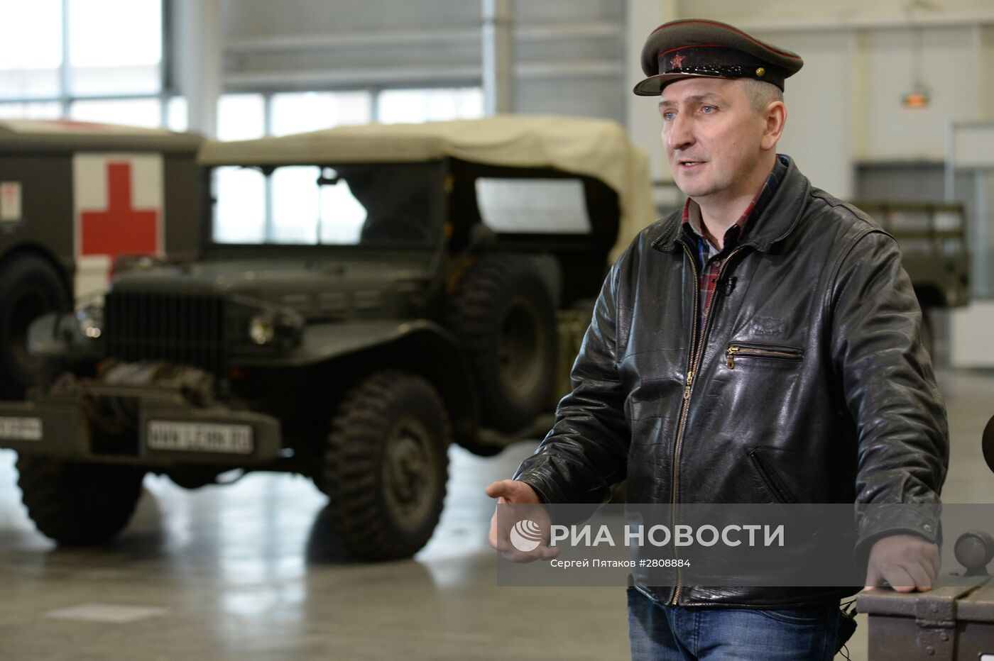 Подготовка к открытию выставки исторической военной техники "Моторы Войны"