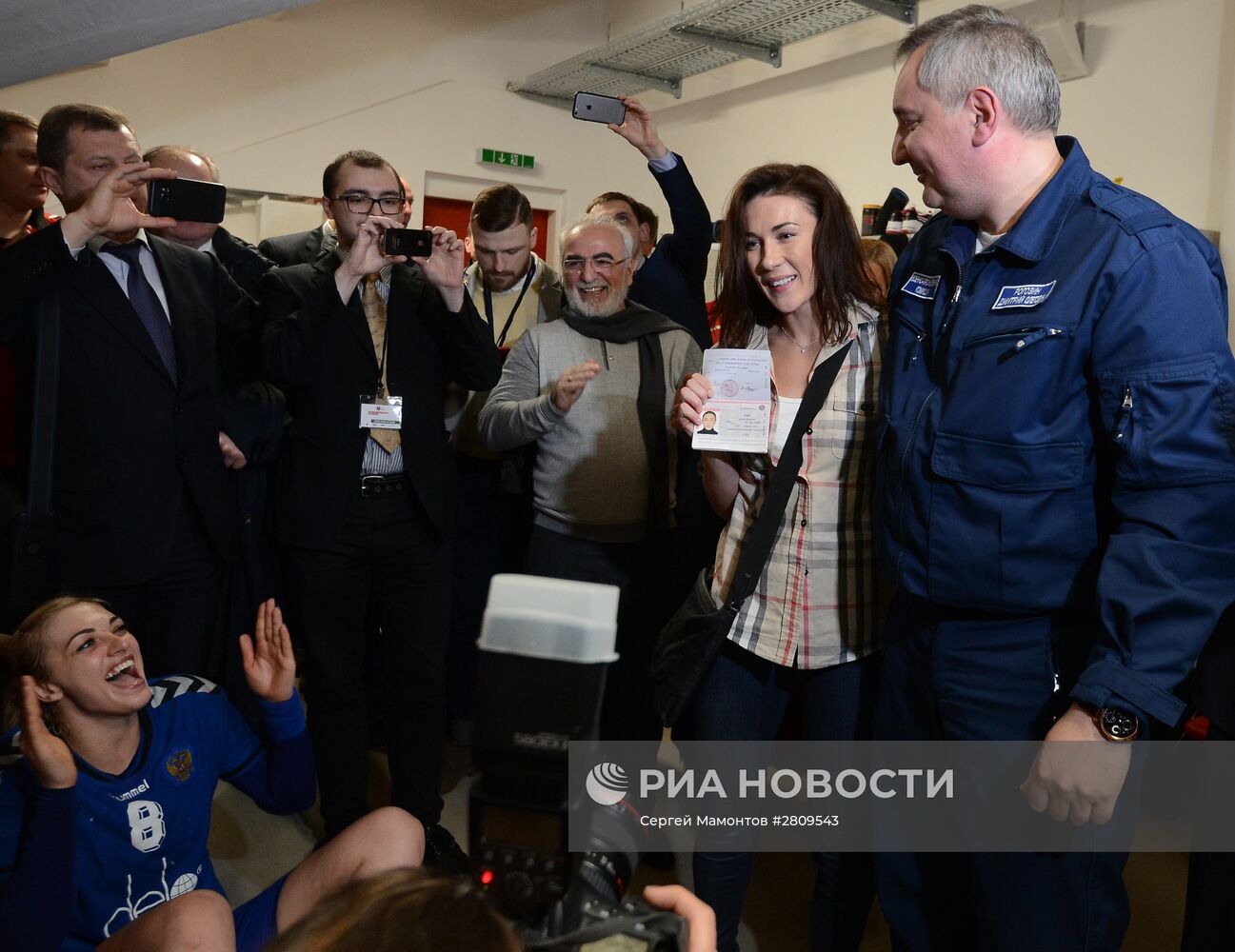 Вице-премьер Рф Д. Рогозин вручил российский паспорт украинской гандболистке