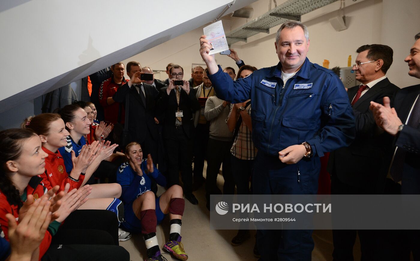 Вице-премьер Рф Д. Рогозин вручил российский паспорт украинской гандболистке
