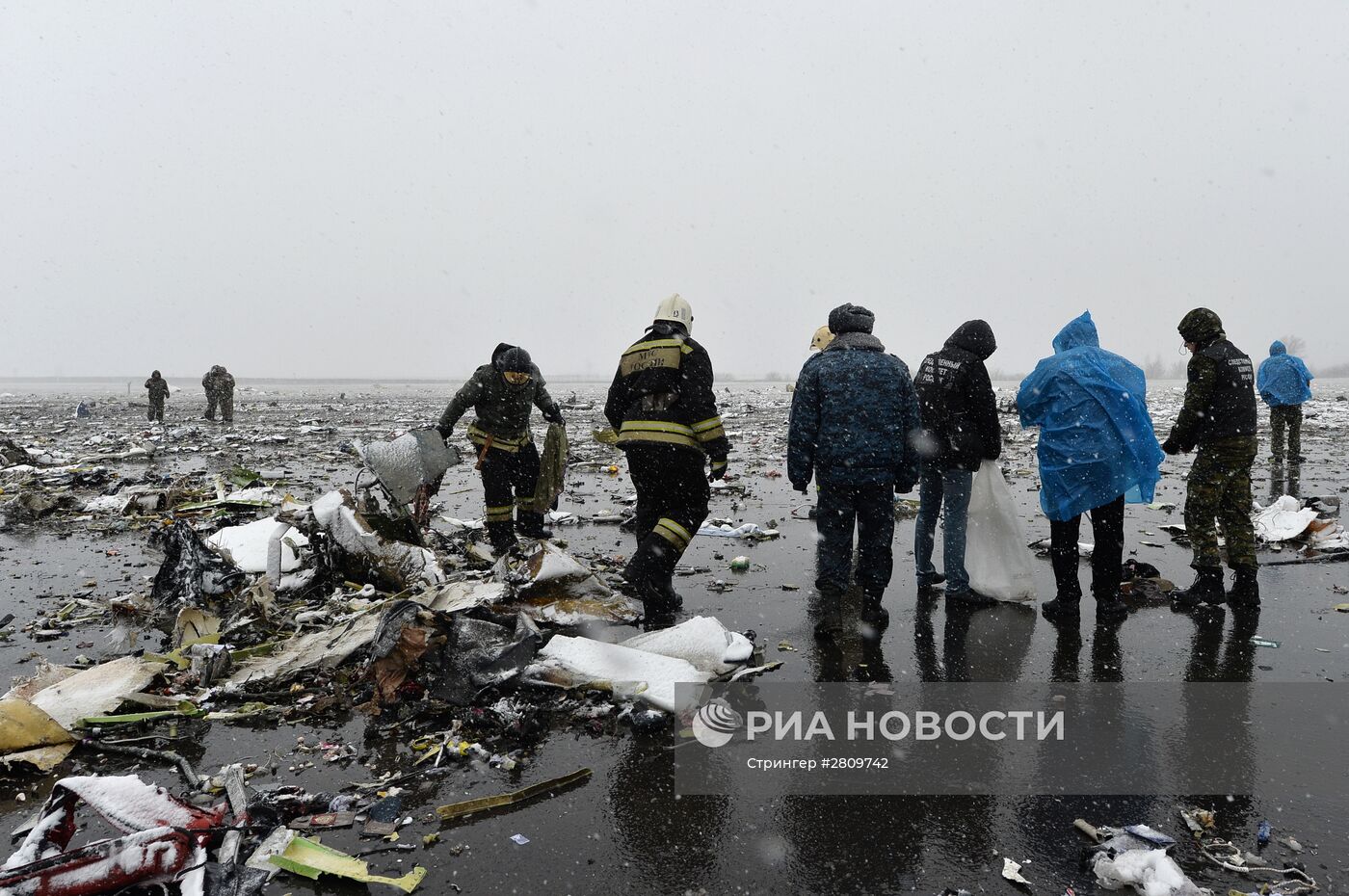 Пассажирский самолет Boeing-737-800 разбился при посадке в аэропорту Ростова-на-Дону