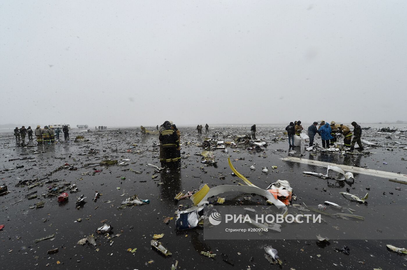 Пассажирский самолет Boeing-737-800 разбился при посадке в аэропорту Ростова-на-Дону