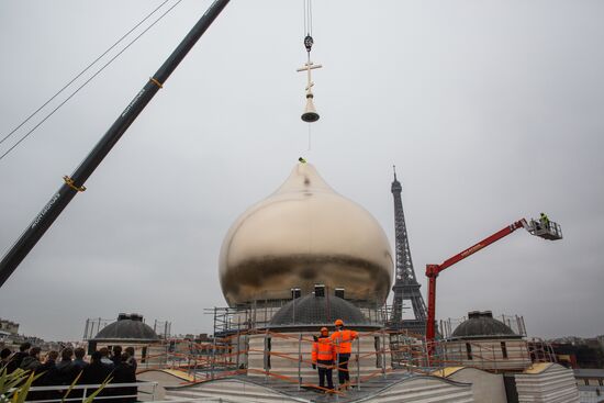Установка основного купола и освящение крестов собора духовно-культурного центра России в Париже