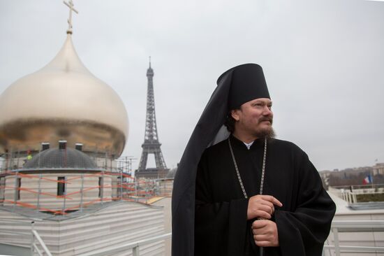 Установка основного купола и освящение крестов собора духовно-культурного центра России в Париже