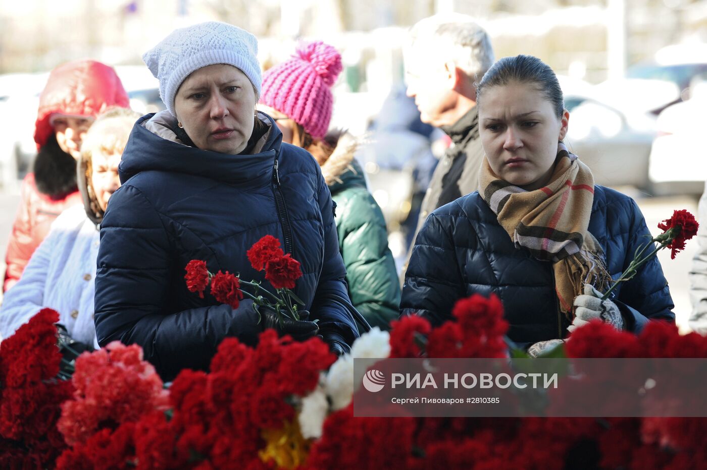 Люди несут цветы к аэропорту Ростова-на-Дону в память о погибших в авиакатастрофе