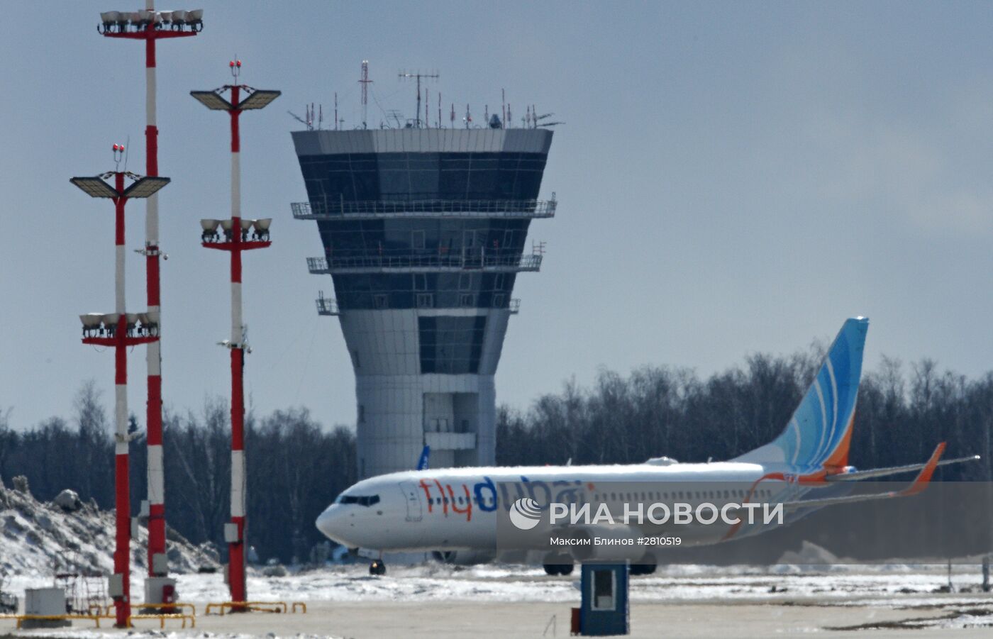 Самолет Boeing 737-800 авиакомпании FlyDubai совершает посадку в аэропорту "Внуково"