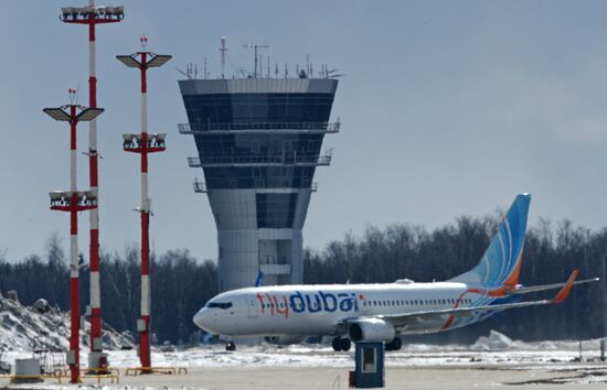 Самолет Boeing 737-800 авиакомпании FlyDubai совершает посадку в аэропорту "Внуково"
