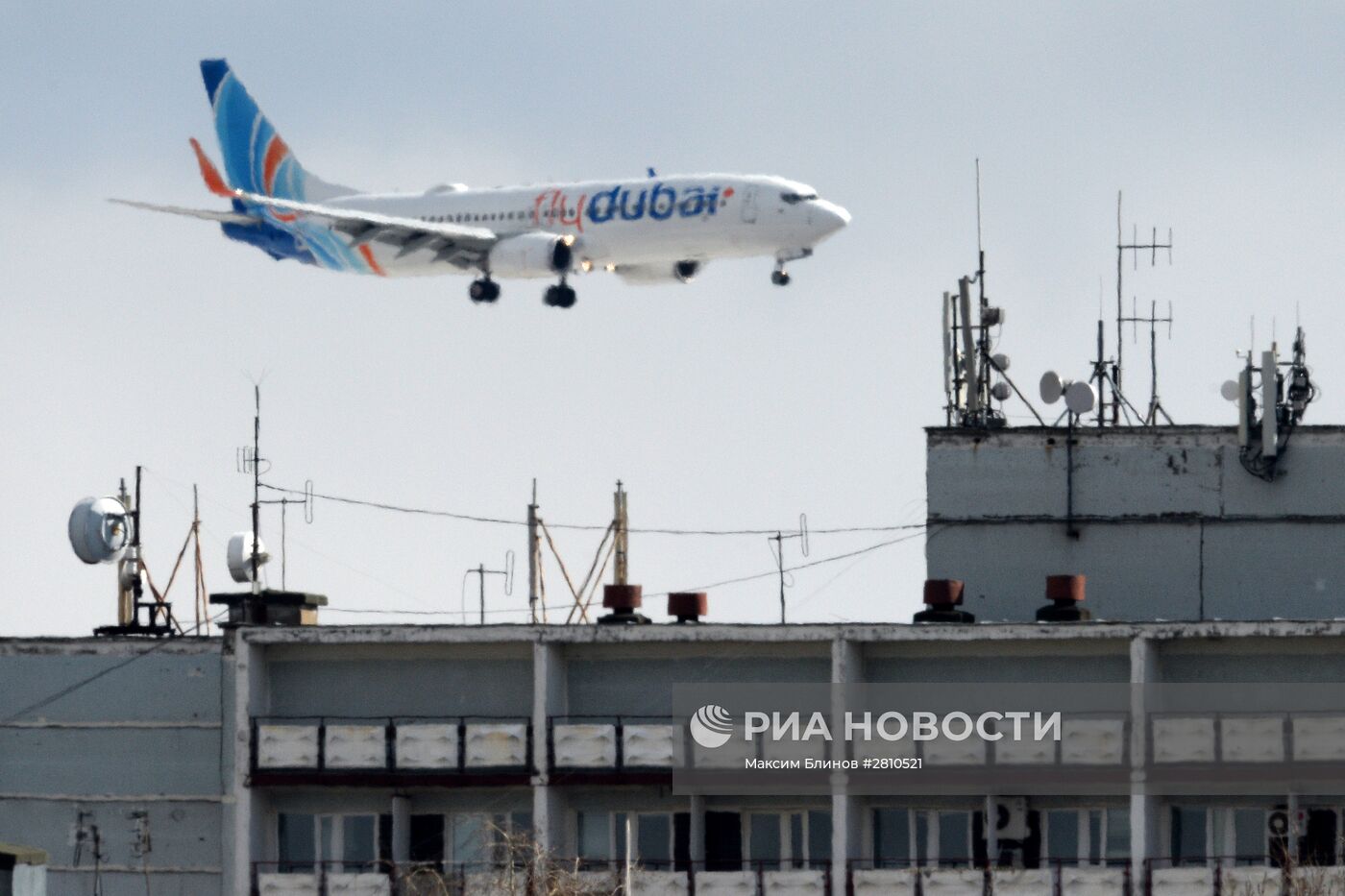 Самолет Boeing 737-800 авиакомпании FlyDubai совершает посадку в аэропорту "Внуково"