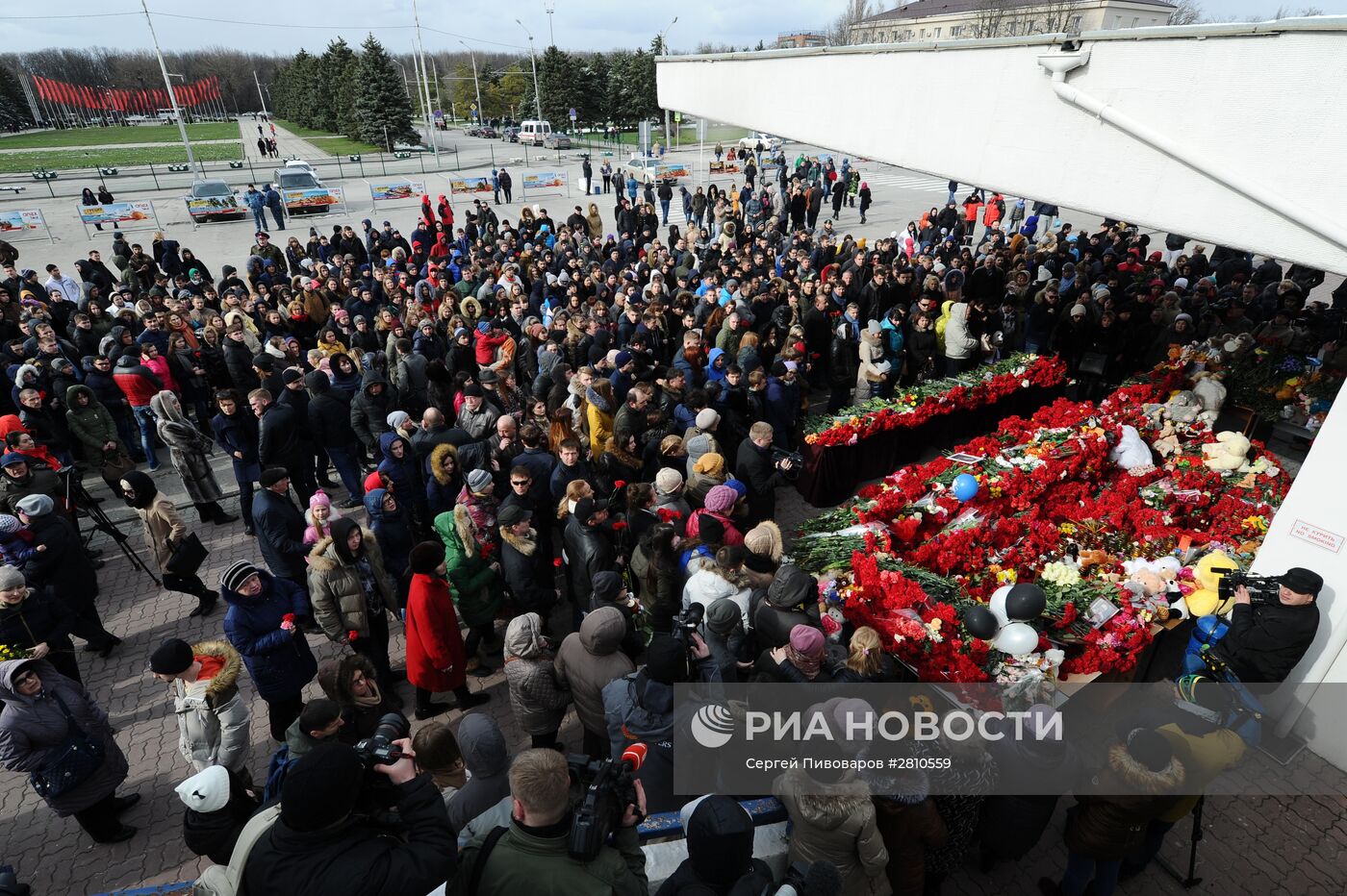 Люди несут цветы к аэропорту Ростова-на-Дону в память о погибших в авиакатастрофе