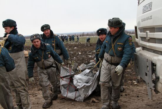 Расчистка взлетно-посадочной полосы аэропорта Ростова-на-Дону от обломков Boeing 737-800