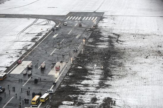 Пассажирский самолет Boeing-737-800 разбился при посадке в аэропорту Ростова-на-Дону