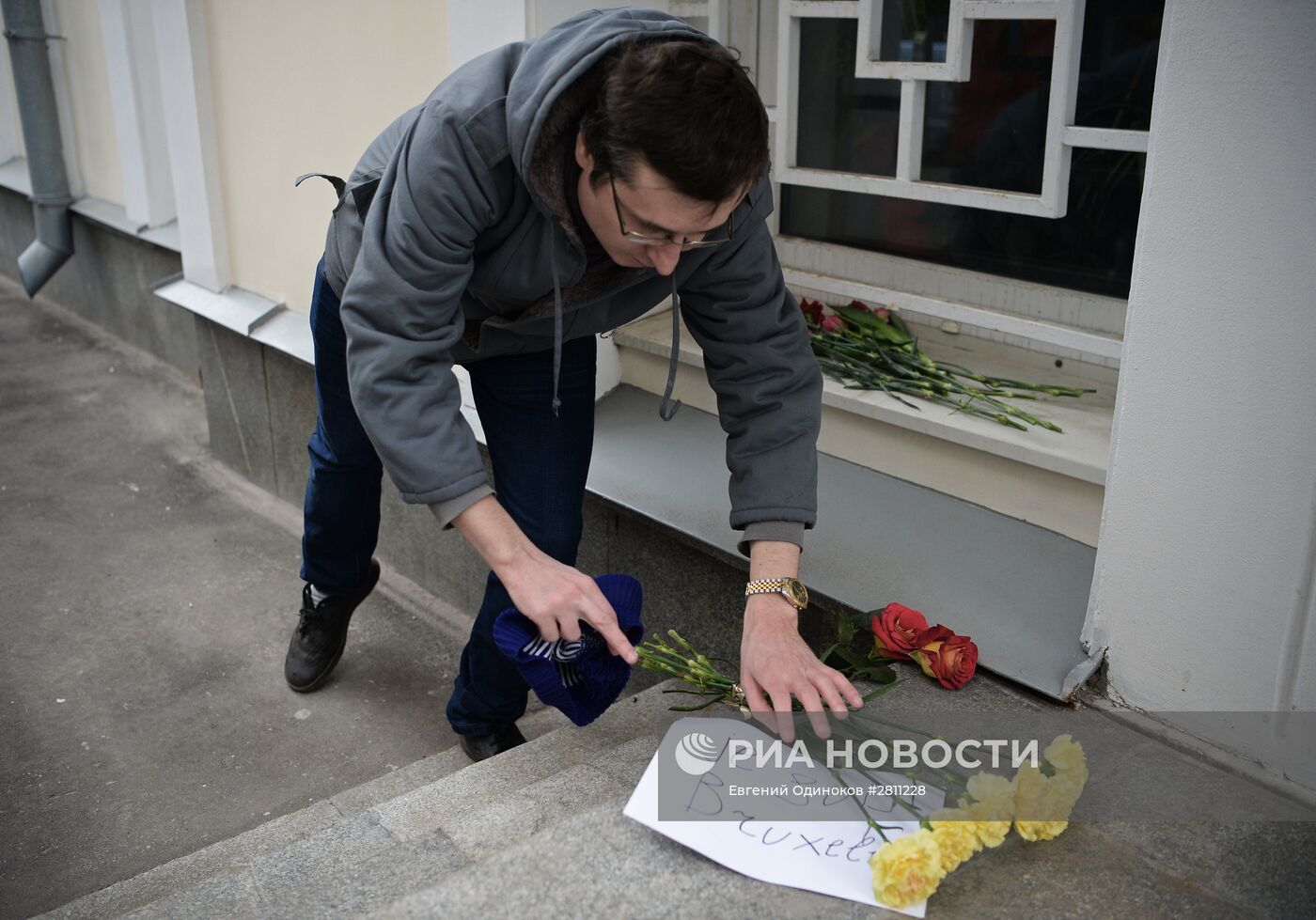 Акция в память о погибших при взрывах в Брюсселе у посольства Бельгии в Москве