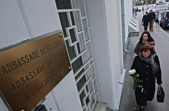Акция в память о погибших при взрывах в Брюсселе у посольства Бельгии в Москве