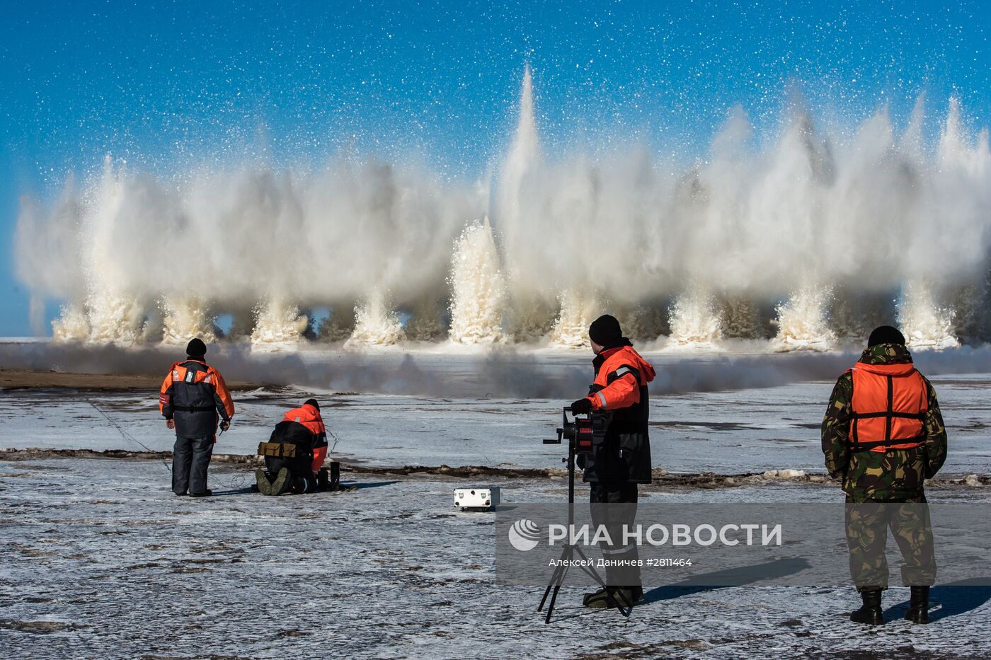 Ледовзрывные работы на реке Сясь в Ленинградской области