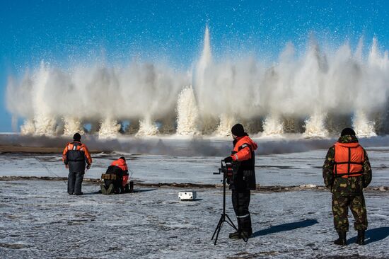 Ледовзрывные работы на реке Сясь в Ленинградской области