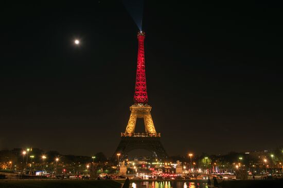 Эйфелеву башню подсветили в цвета флага Бельгии