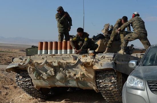 Сирийская армия и отряды ополчения на подступах к Пальмире