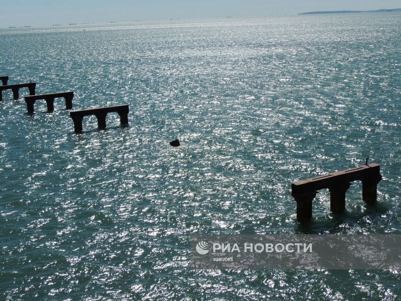 Последствия столкновения турецкого сухогруза с опорой временного моста в Керченском проливе