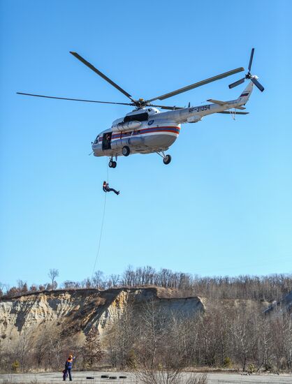 Спасатели МЧС РФ проводят учения по воздушно-десантной подготовке в Амурской области