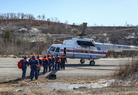 Спасатели МЧС РФ проводят учения по воздушно-десантной подготовке в Амурской области