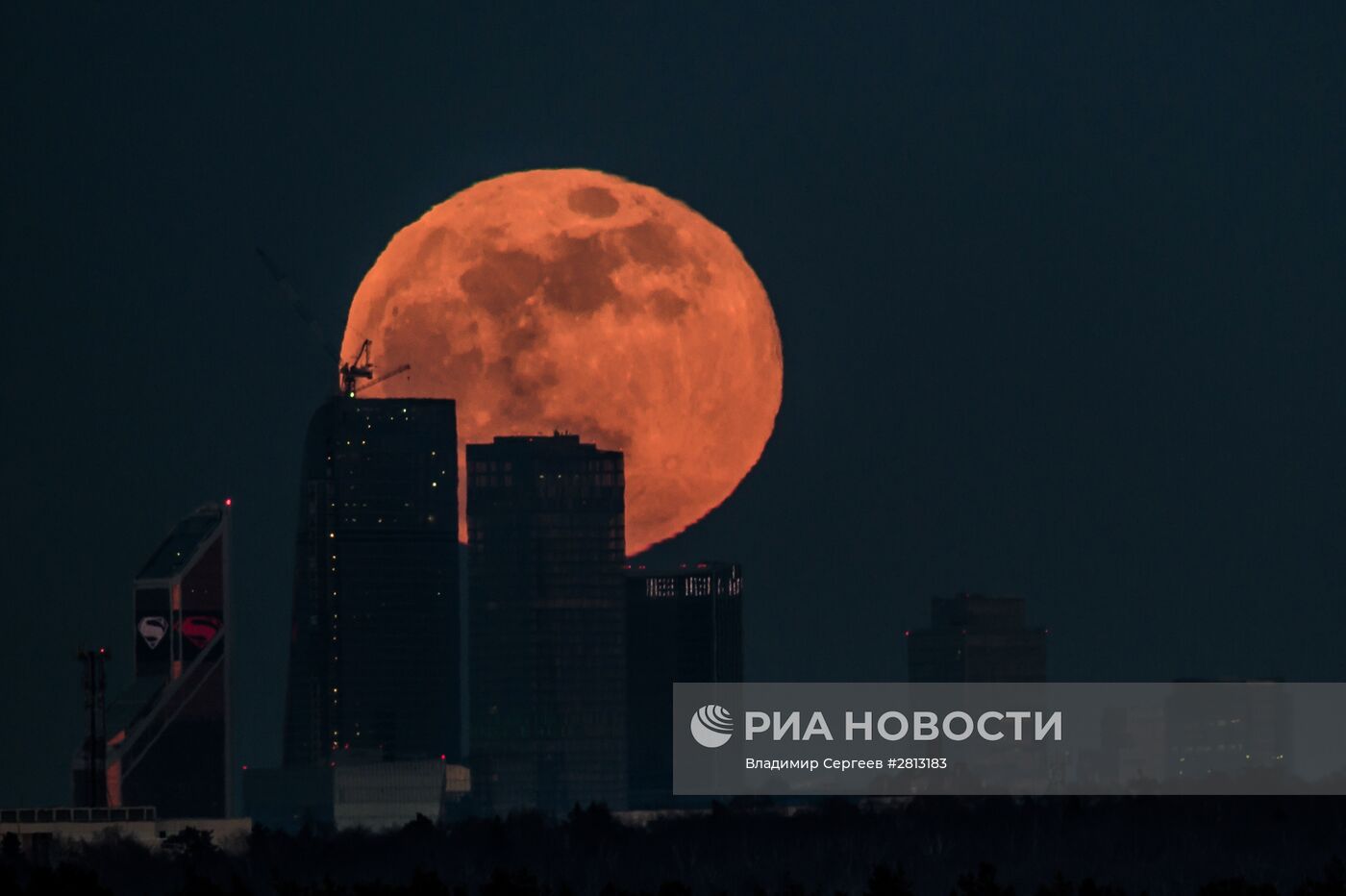 Полнолуние над Московским международным деловым центром "Москва-Сити"