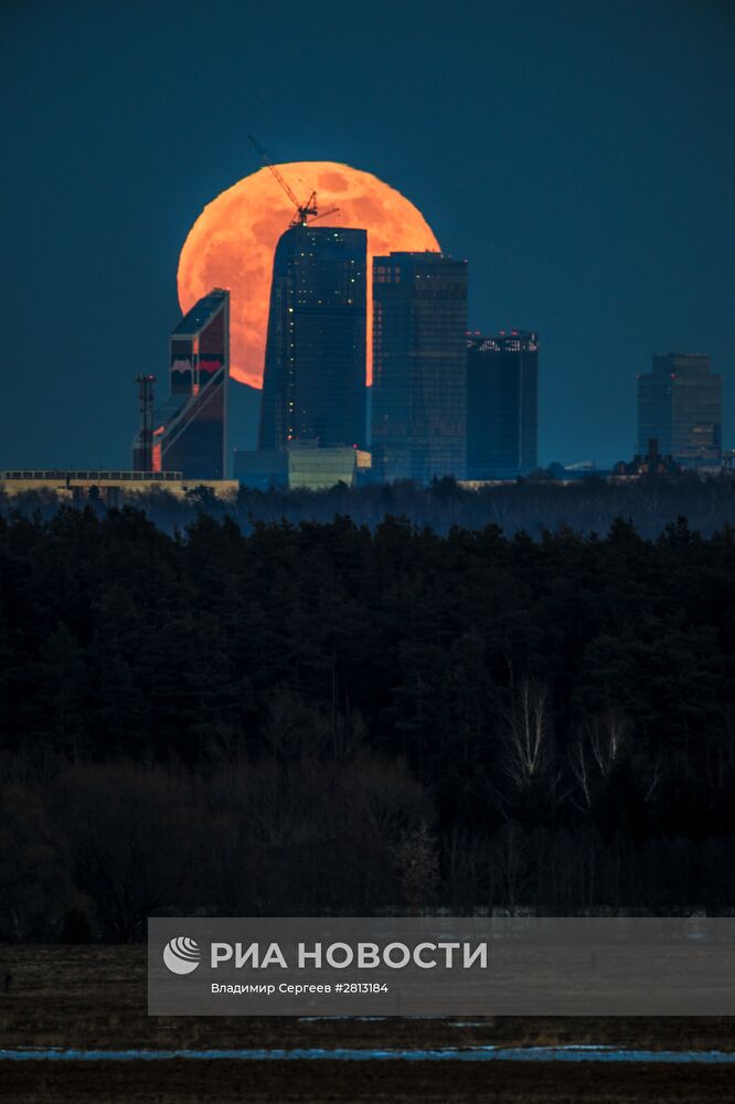 Полнолуние над Московским международным деловым центром "Москва-Сити"