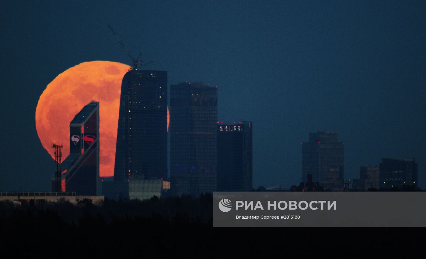 Полнолуние над Московским международным деловым центром "Москва-Сити"