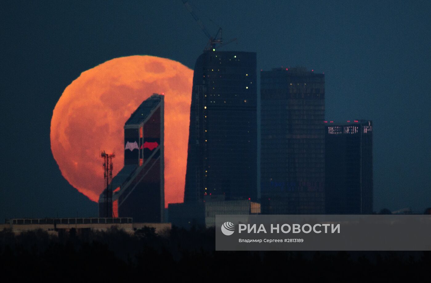 Полнолуние над Московским международным деловым центром "Москва-Сити"