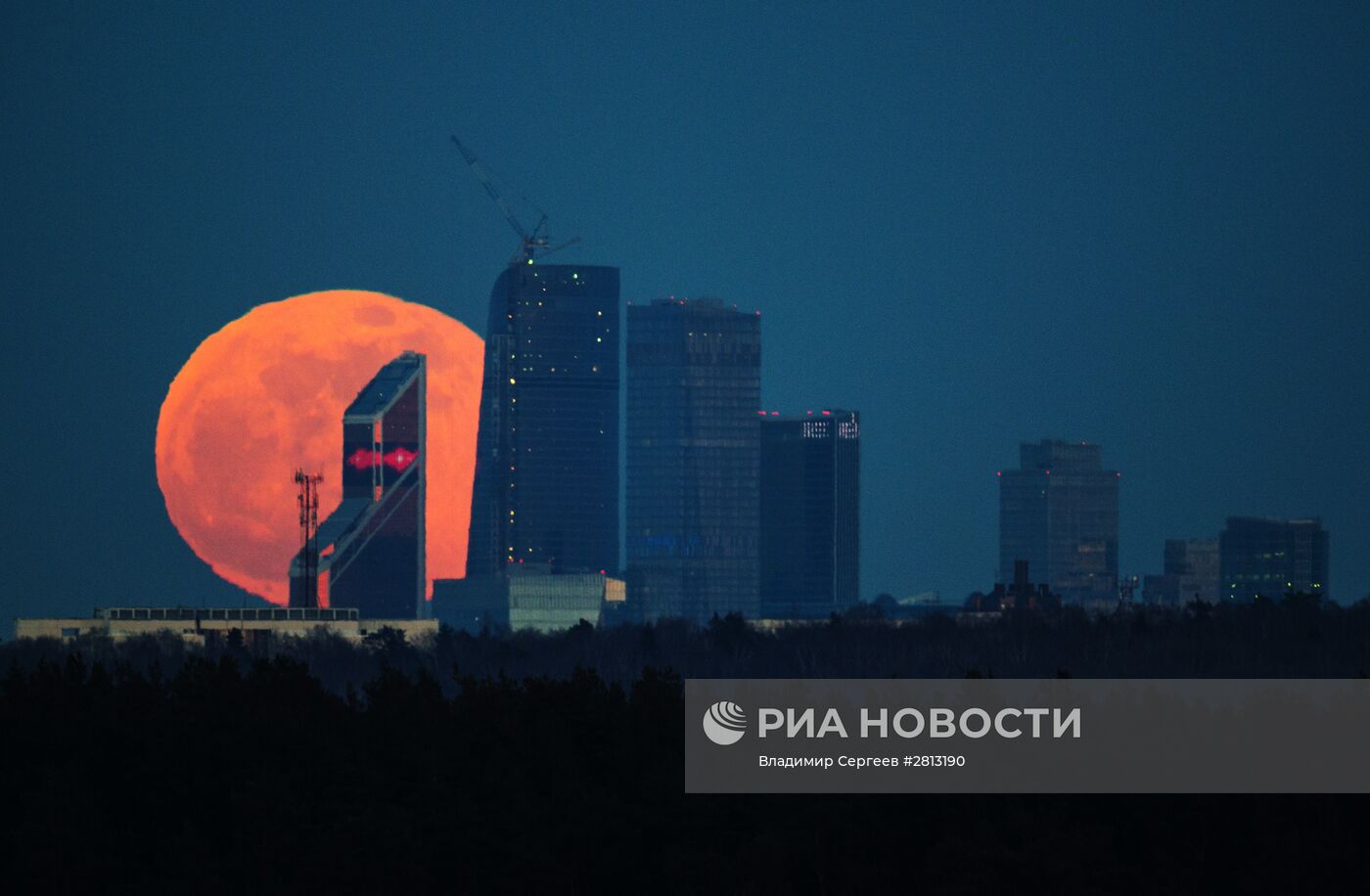 Полнолуние над Московским международным деловым центром "Москва-Сити"