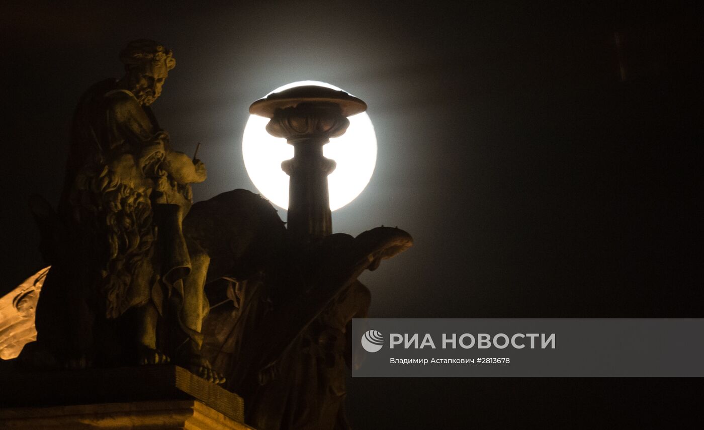 Полнолуние в Москве и Санкт-Петербурге