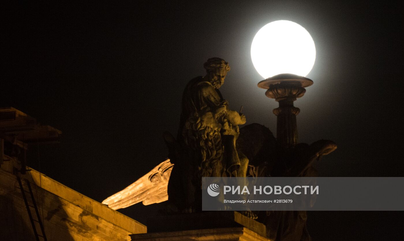 Полнолуние в Москве и Санкт-Петербурге