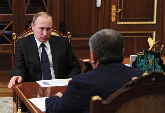 Рабочая встреча президента РФ В. Путина с главой компании "Роснефть" И. Сечиным