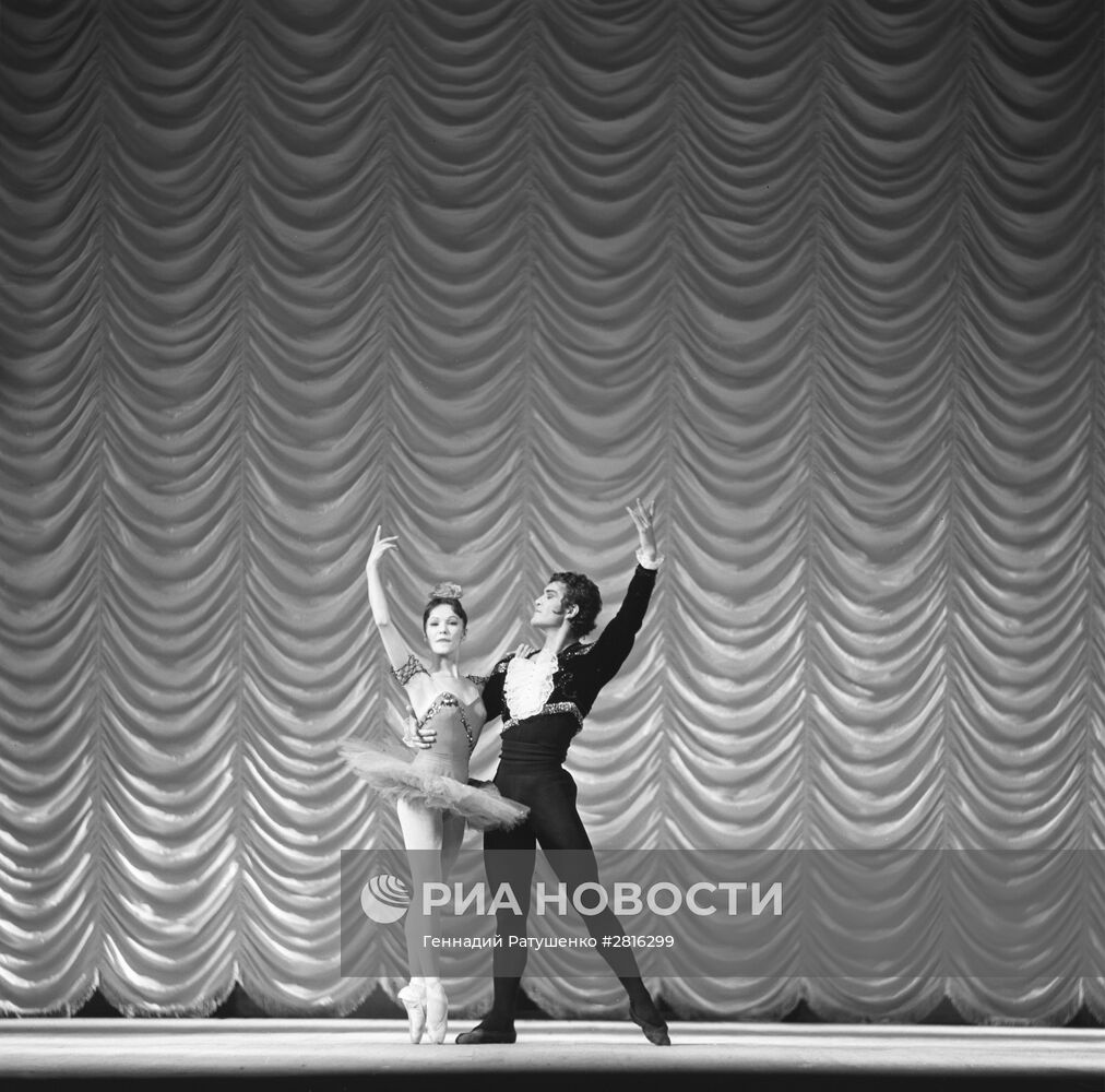 Артисты балета Малика Сабирова и Музаффар Бурханов