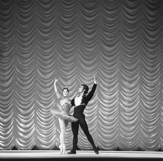 Артисты балета Малика Сабирова и Музаффар Бурханов