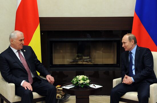 Рабочая встреча президента РФ В. Путина с президентом Южной Осетии Л. Тибиловым