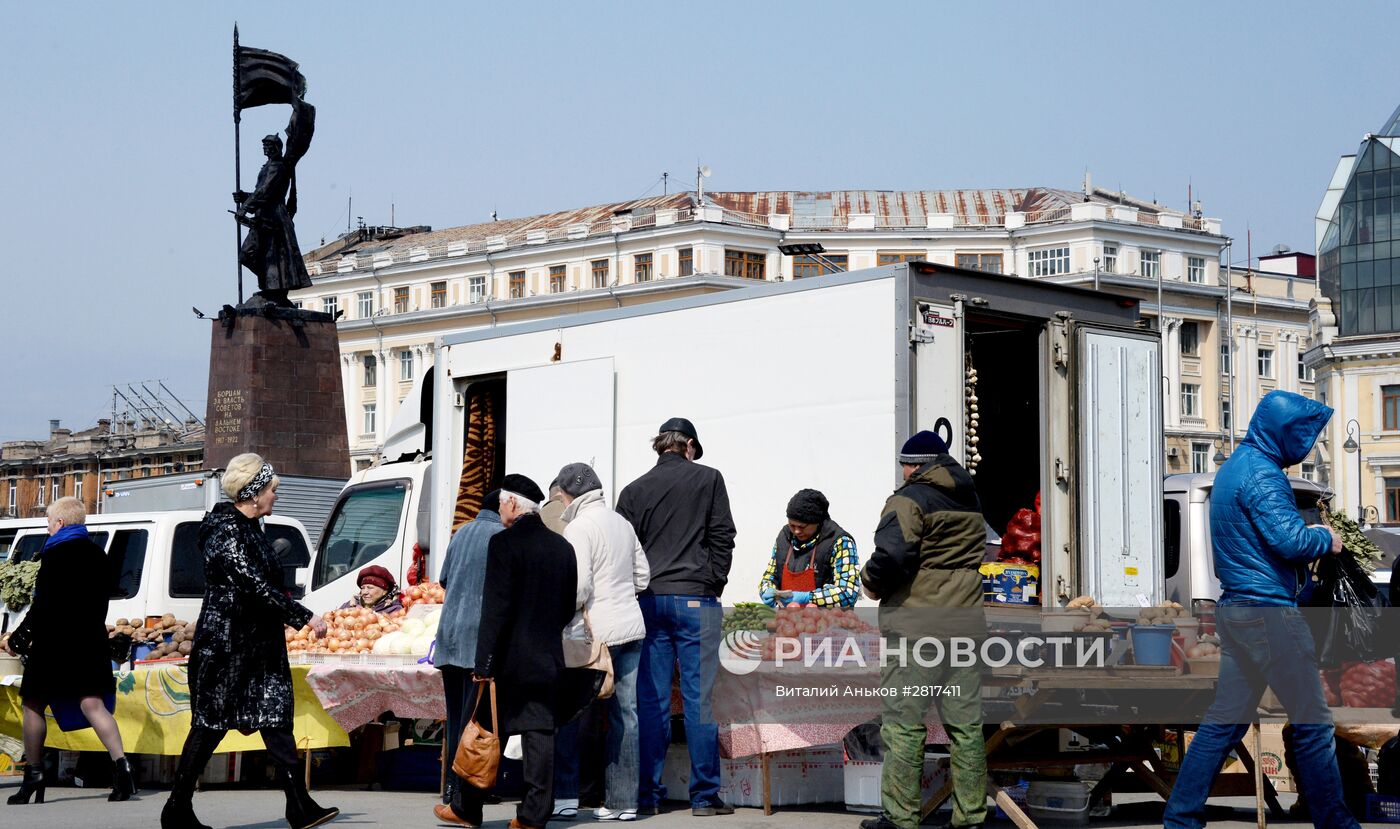 Продовольственная ярмарка на центральной площади Владивостока