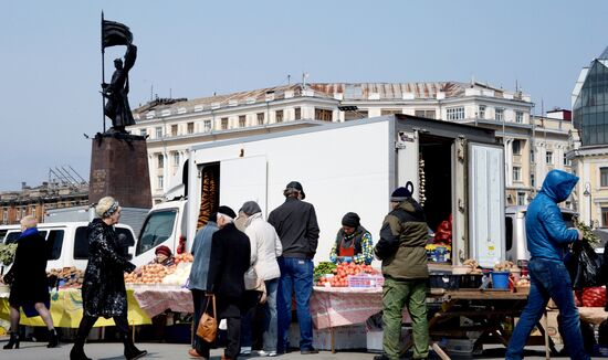 Продовольственная ярмарка на центральной площади Владивостока