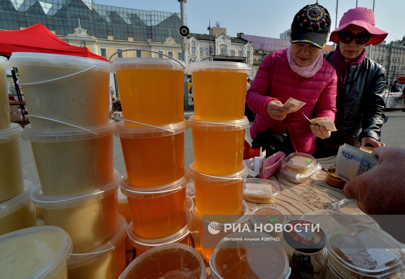 Продовольственная ярмарка на центральной площади Владивостока