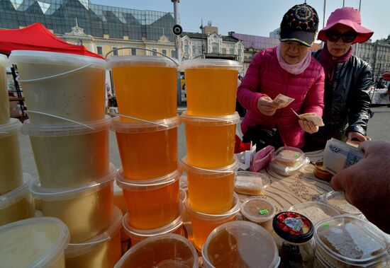 Продовольственная ярмарка на центральной площади Владивостока