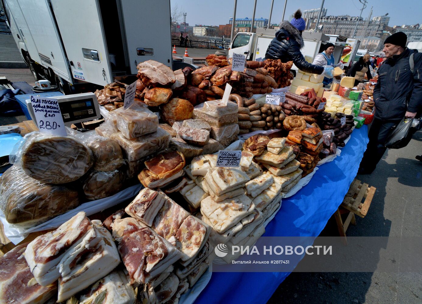 Продовольственная ярмарка на центральной площади Владивостока