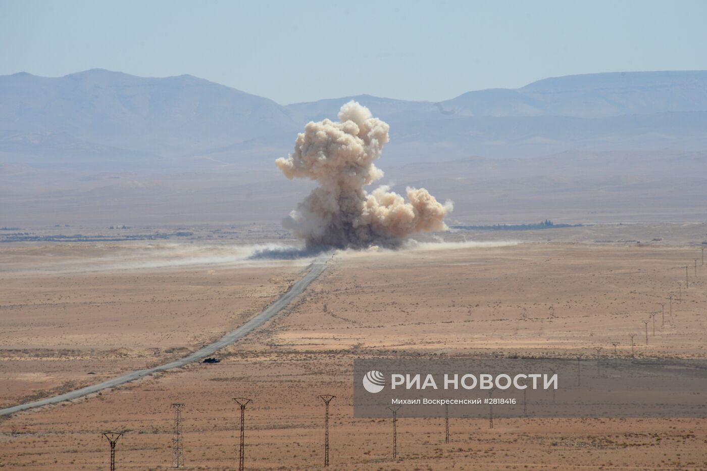 Бойцы сирийской армии и ополчения на подступах к городу Эль-Карьятейн в Сирии