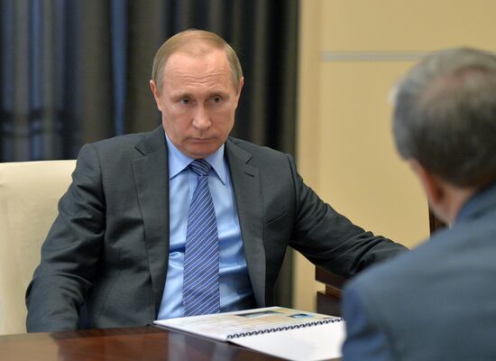 Встреча президента РФ В. Путина с руководителем Федерального архивного агентства А. Артизовым