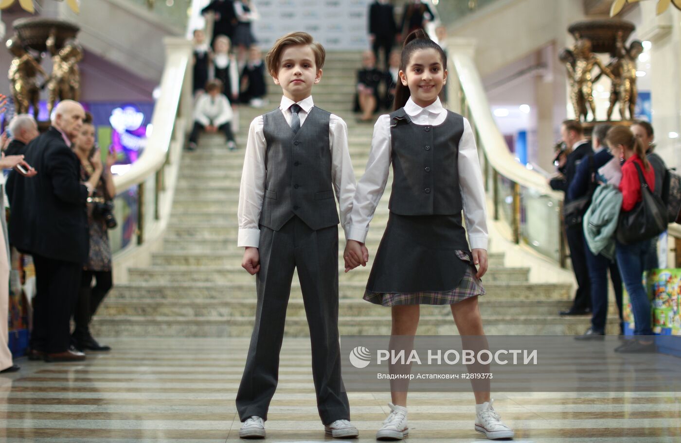 Открытие выставки московских производителей школьной формы в главном атриуме магазина "Детский мир"