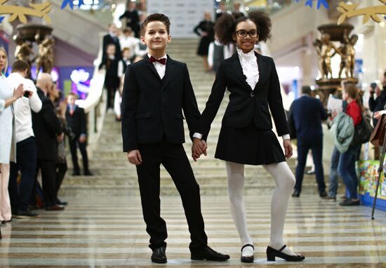 Открытие выставки московских производителей школьной формы в главном атриуме магазина "Детский мир"