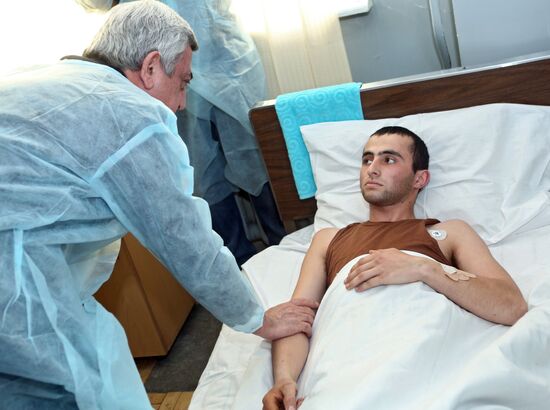 Президент Армении С. Саргсян посетил раненых в военном госпитале в Ереване