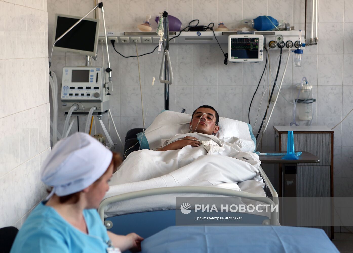 Президент Армении С. Саргсян посетил раненых в военном госпитале в Ереване
