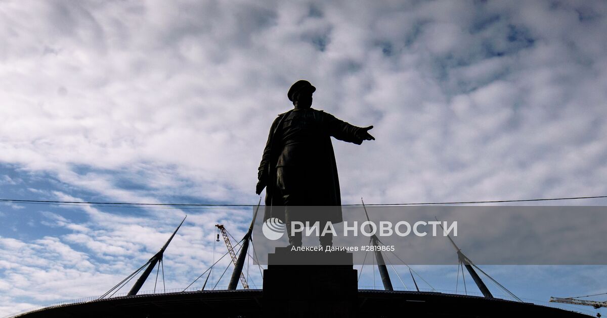 Киров петербург. Зенит памятник Киров. Памятник Кирову в Санкт-Петербурге Зенит Арена. Памятник у Зенит арены. Газпром Арена памятник Кирову.