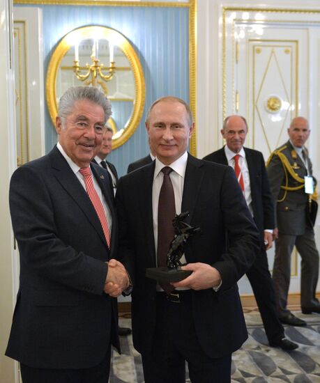 Президент РФ В. Путин встретился с президентом Австрии Х. Фишером