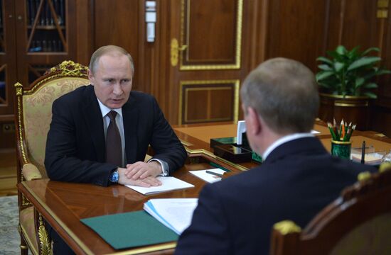 Президент РФ В. Путин встретился с губернатором Иркутской области С. Левченко