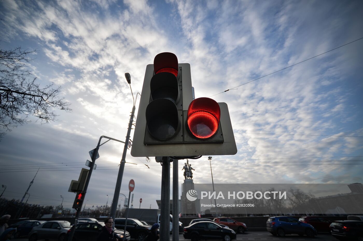 Первый светофор с красным поворотом появился в Москве | РИА Новости  Медиабанк